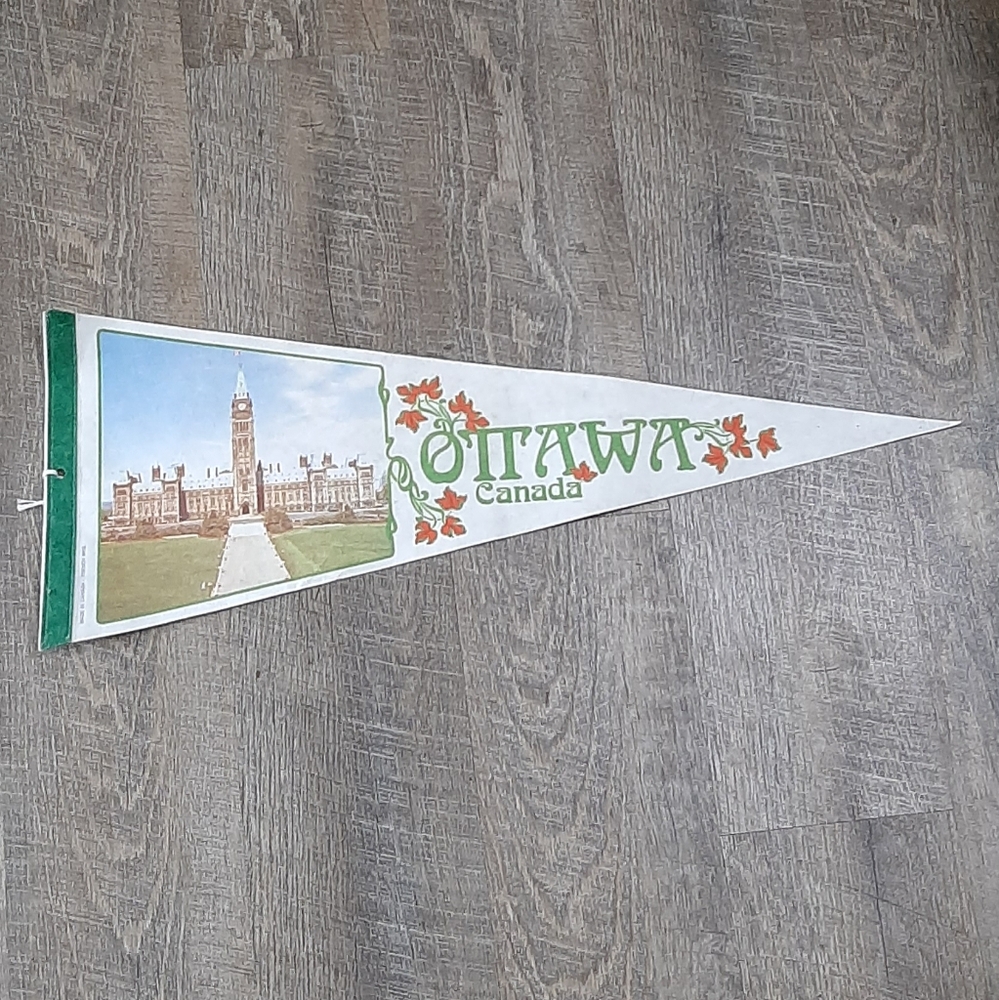 Vintage 1970s OTTAWA CANADA House of Parliament Travel Souvenir 24 X 9 Pennant